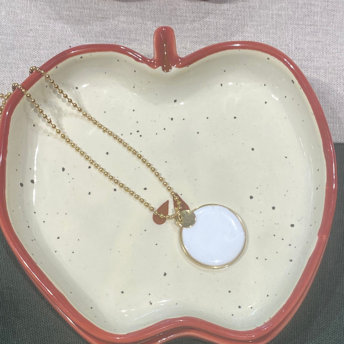 DAISY LONG NECKLACE MILKY WHITE