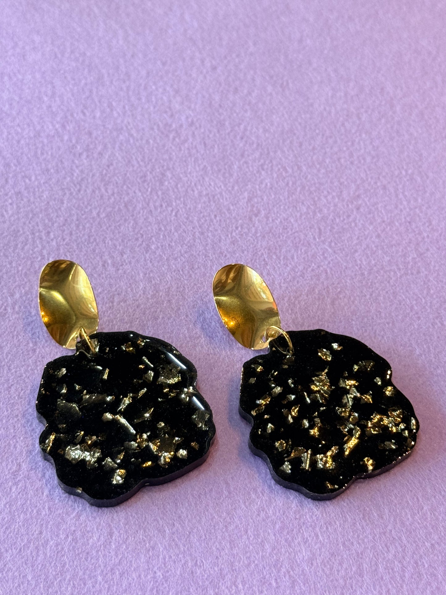 AIRY BLACK & GOLD FLAKES