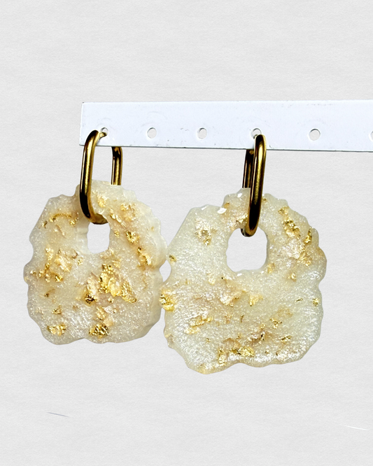 TINY EARRINGS SAND WHITE & GOLD FLAKES