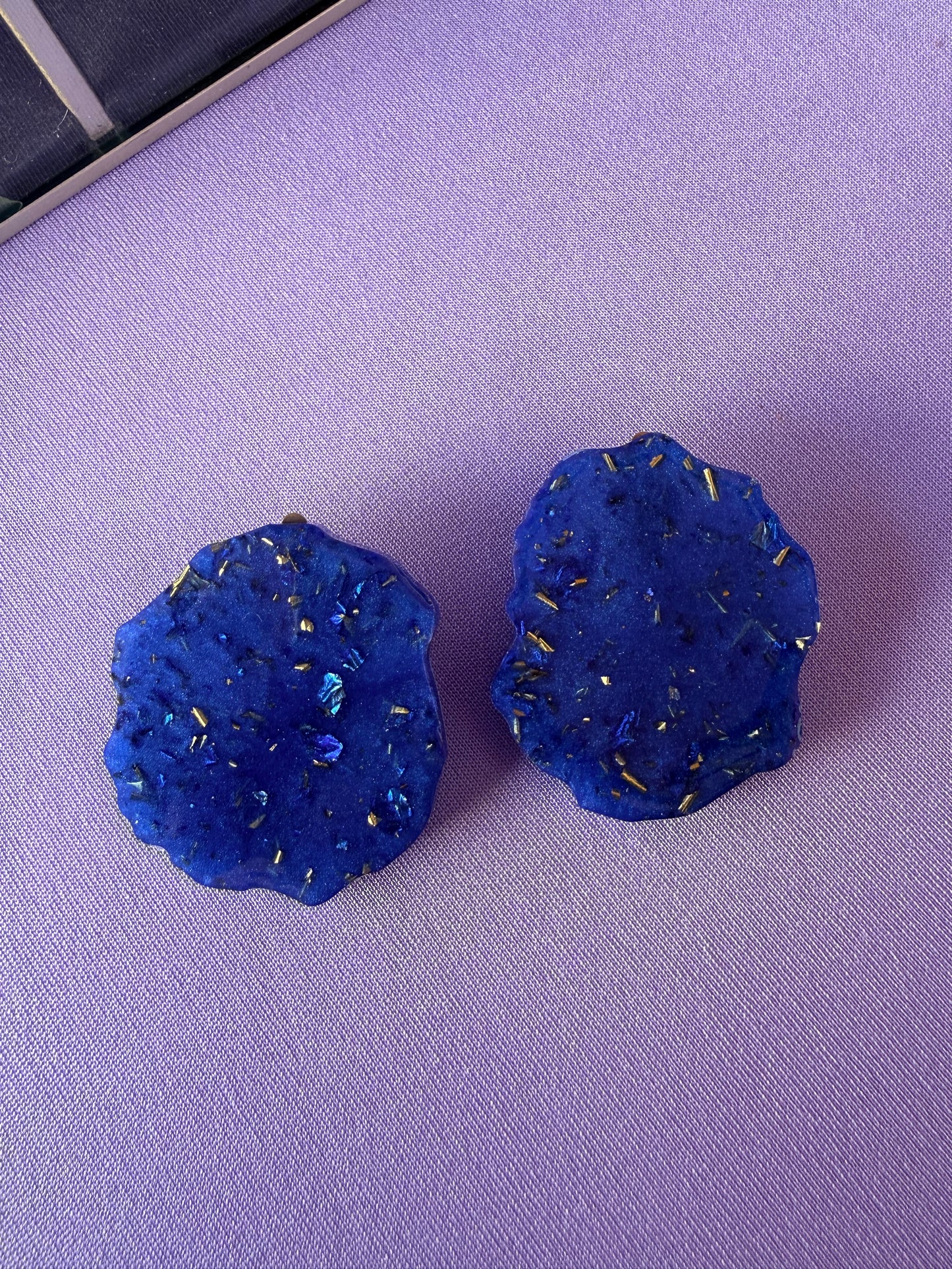 TINA STUDS BLUE FLAKES