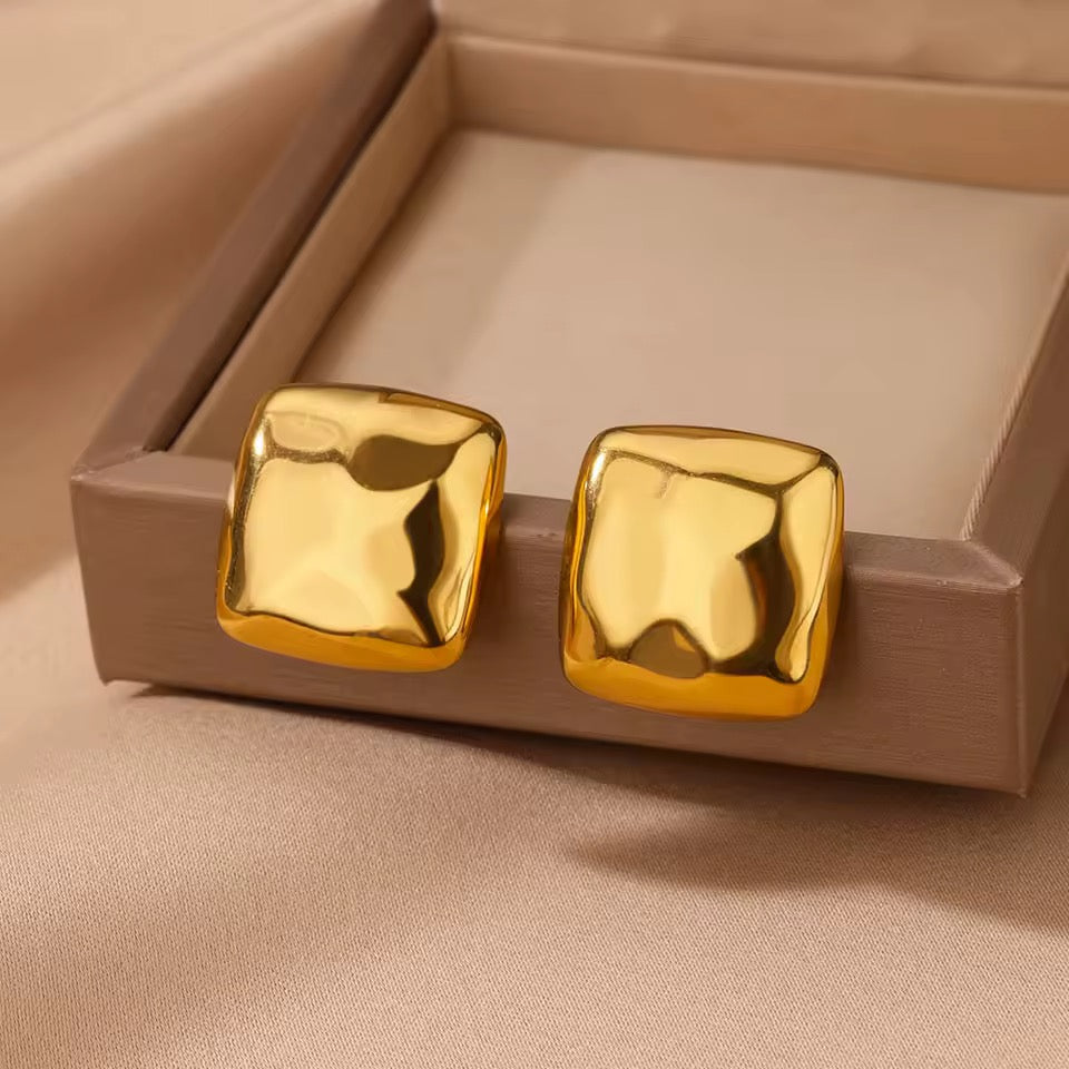SQUARDE GOLDEN STUDS