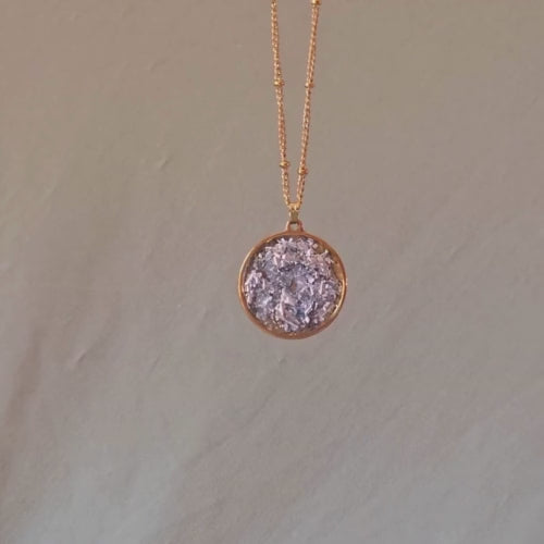 DAISY NECKLACE LONG WITH SILVER FLAKES